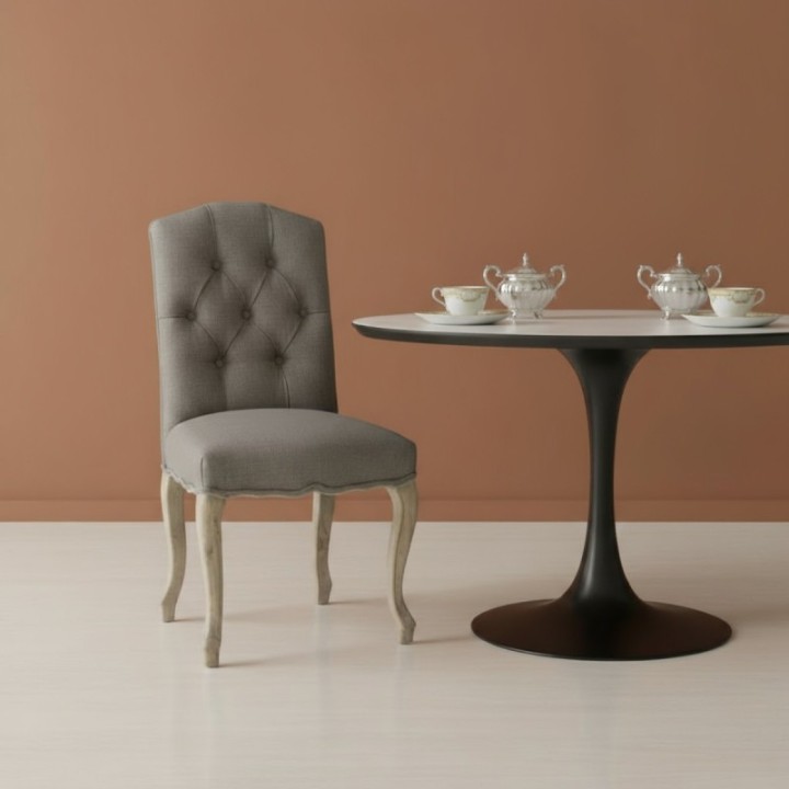 Chaise en tissu taupe ARLÉSIENNE