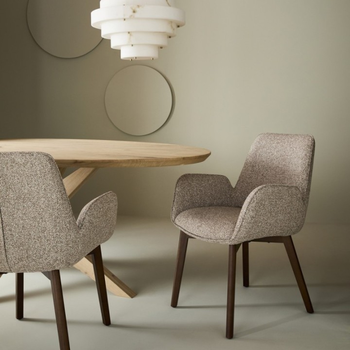 Chaise avec accoudoir tapissée beige KARL