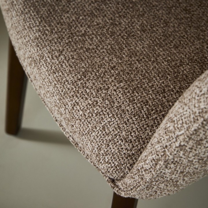 Chaise avec accoudoir tapissée beige KARL