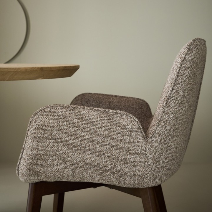 Chaise avec accoudoir tapissée beige KARL